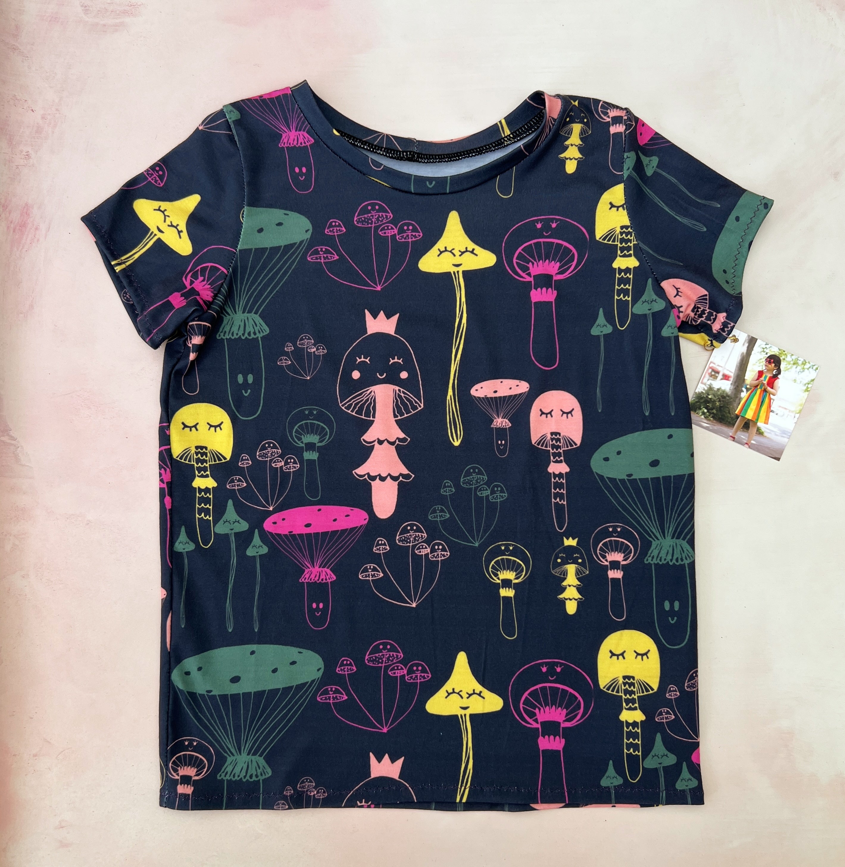 queen mushrooms tee