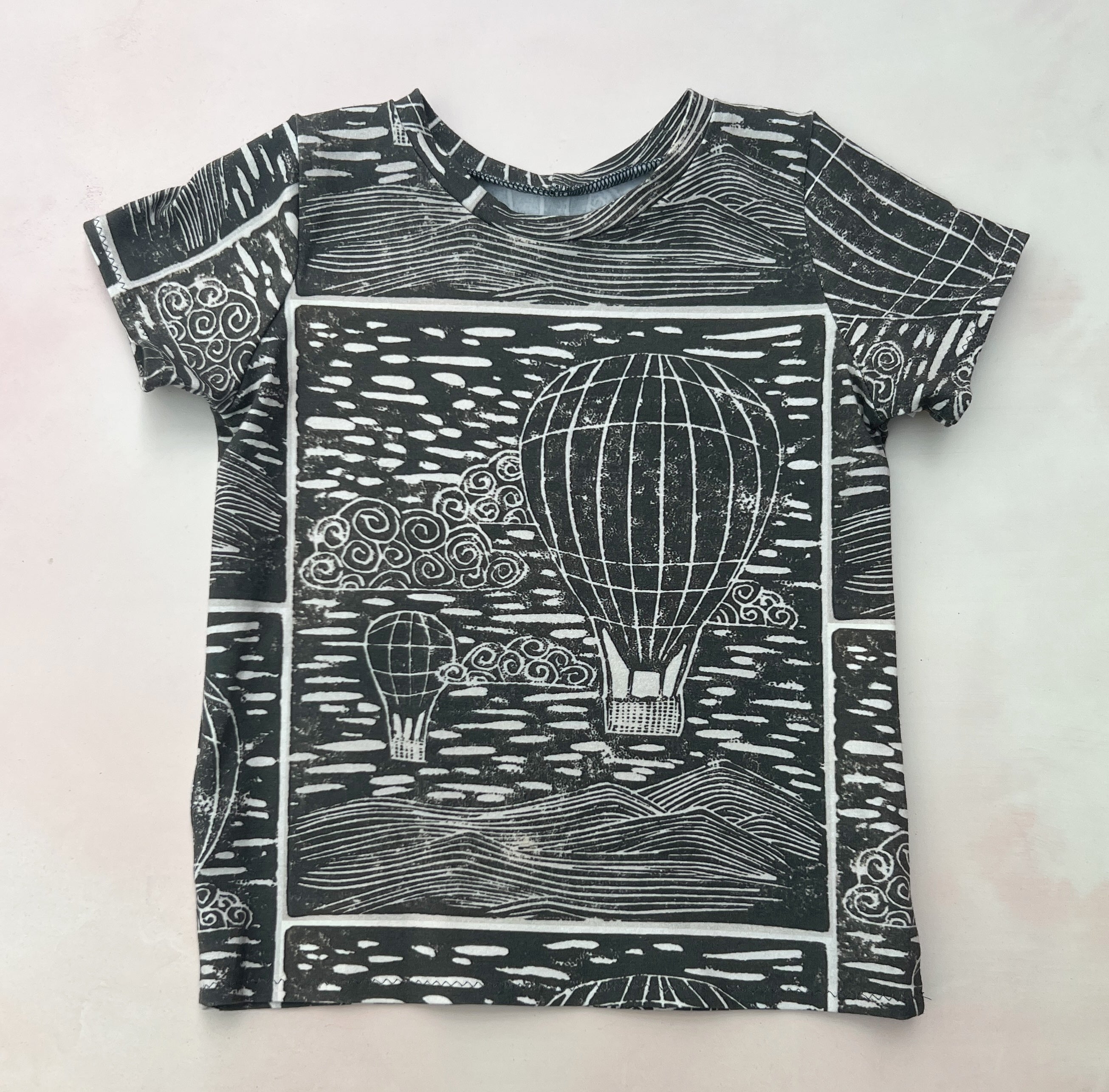 BW lino balloons tee